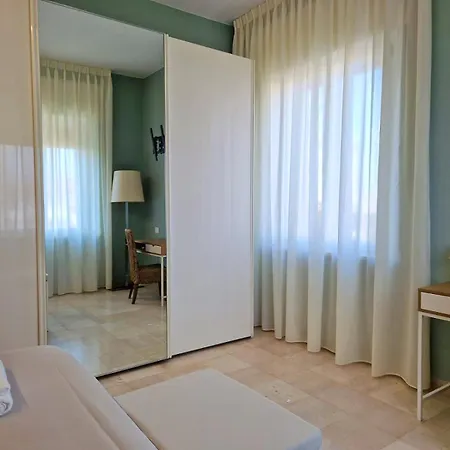 Affittacamere A Casa Di Leda - Wi-fi Gratuito&parcheggio - 800 M Dal Mare