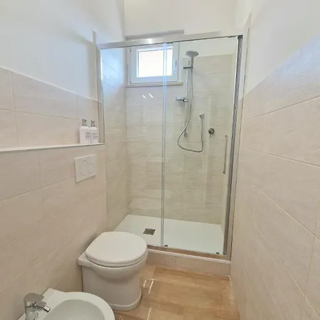 A Casa Di Leda - Wi-fi Gratuito&parcheggio - 800 M Dal Mare 3*